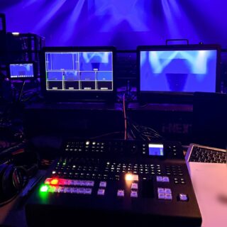 こんにちは😃アイネクストです!
先日、横浜にてライブのビジョン出しを担当致しました。
カメラ台数が少なくとも、カメラマン、スイッチャーの連携でいかにカッコよく見せる事ができるか!そんな技量が試されます。
今回、アーティスト様にも喜んで頂けたと嬉しいお声も頂きました。
まだまだ、技術力向上に努めて参ります。
#ライブ撮影
#ライブ絵だし
#ビジョン出し
#スイッチャー
#株式会社アイネクスト
#アイネクスト