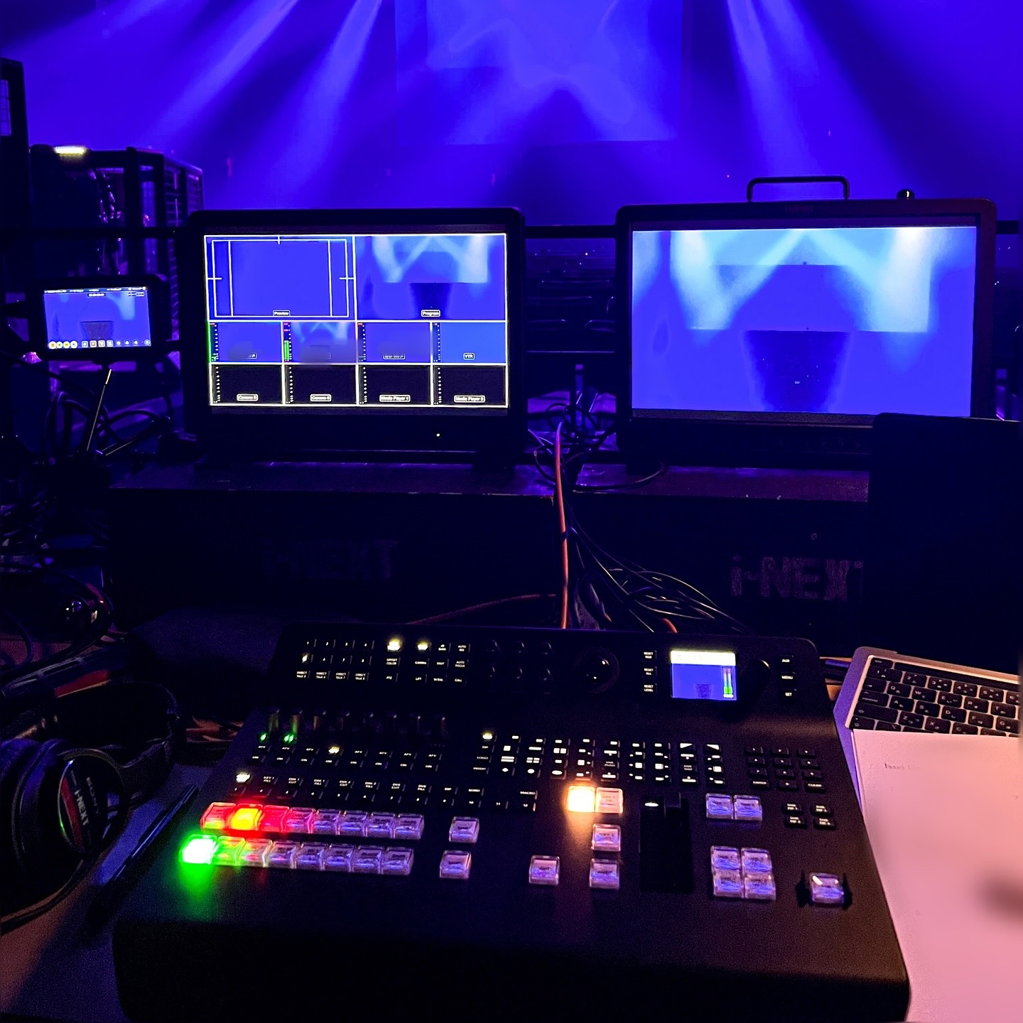 こんにちは😃アイネクストです!
先日、横浜にてライブのビジョン出しを担当致しました。
カメラ台数が少なくとも、カメラマン、スイッチャーの連携でいかにカッコよく見せる事ができるか!そんな技量が試されます。
今回、アーティスト様にも喜んで頂けたと嬉しいお声も頂きました。
まだまだ、技術力向上に努めて参ります。
#ライブ撮影
#ライブ絵だし
#ビジョン出し
#スイッチャー
#株式会社アイネクスト
#アイネクスト