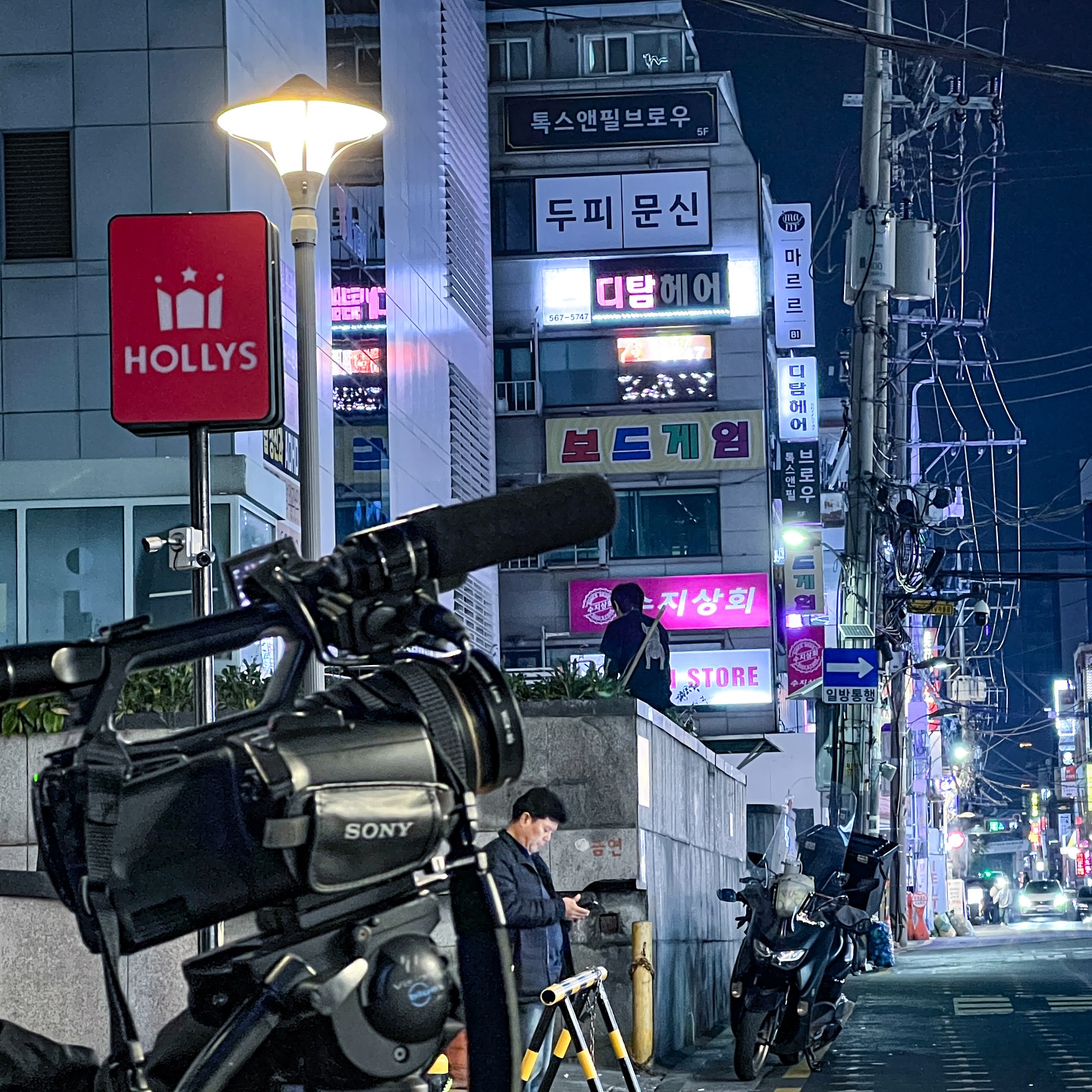 こんにちは😃アイネクストです。
先日、韓国ロケに行ってきました!
言葉の通じない中でのロケは普段以上に大変ですね!
海外ロケでは、撮影機材の輸送に対してカルネが必要となります。事前に手続きを行い、持っていく必要があります。
弊社では海外ロケに対応できるよう、必要な手配を事前に手続きしております。お気軽にご相談ください!
#アイネクスト
#映像制作
#海外ロケ
#韓国ロケ