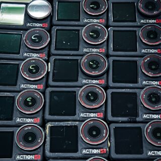 こんにちは😃アイネクストです。
先日のテレビロケで20台のosmo action5proを使う事がありました。弊社が行くロケはアクションカメラの台数が多いイメージ。
今回20台全て2時間近く回して止まる事なく収録を終える事が出来ました。
台数が多いと止まった止まっていないかの確認だけで一苦労なんです。。。
雨と泥の中での撮影となり、カメラもドロドロに😱😱
帰って綺麗にしました✨✨
また、特番シーズンに入りますね!
お気軽にロケなどお声がけください🫡
#テレビロケ
#番組ロケ
#dji
#djiosmoaction5pro
#アイネクスト
#株式会社アイネクスト
#映像制作