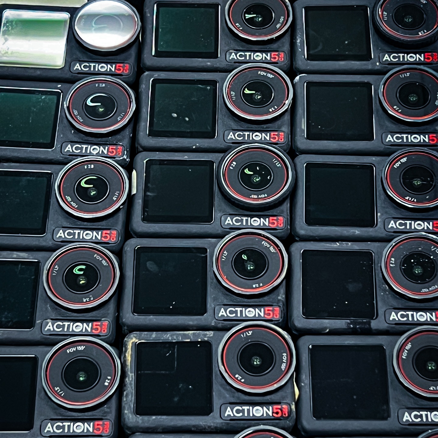 こんにちは😃アイネクストです。
先日のテレビロケで20台のosmo action5proを使う事がありました。弊社が行くロケはアクションカメラの台数が多いイメージ。
今回20台全て2時間近く回して止まる事なく収録を終える事が出来ました。
台数が多いと止まった止まっていないかの確認だけで一苦労なんです。。。
雨と泥の中での撮影となり、カメラもドロドロに😱😱
帰って綺麗にしました✨✨
また、特番シーズンに入りますね!
お気軽にロケなどお声がけください🫡
#テレビロケ
#番組ロケ
#dji
#djiosmoaction5pro
#アイネクスト
#株式会社アイネクスト
#映像制作